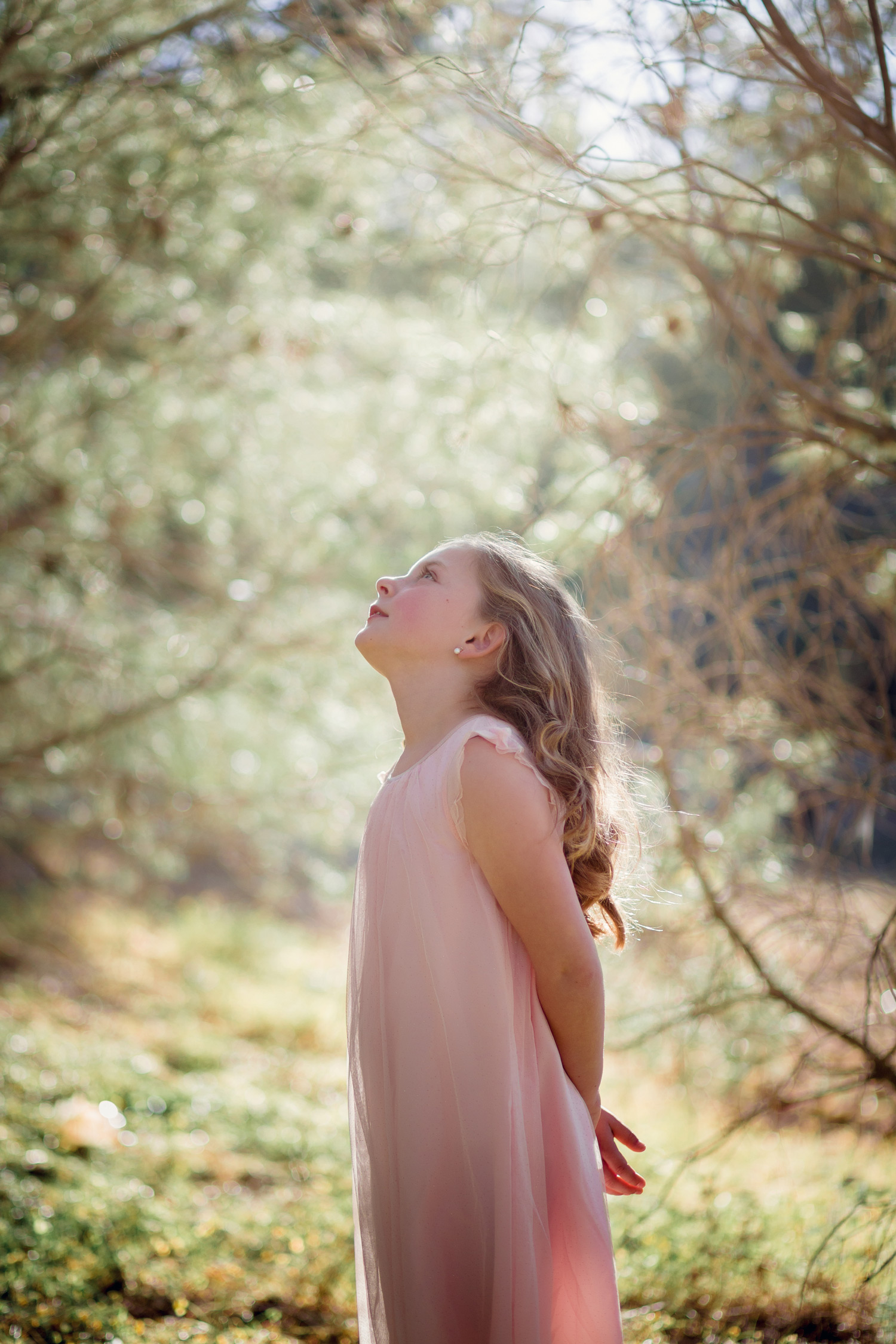 Sesión de comunión al aire libre con rosa